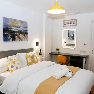 New Luxury In The Heart Of Next To Shops, Cafes, Bars & Metro With Shared Bathrooms , Londra Regno Unito